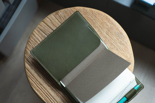 Couverture de carnet Hobonichi A6+/Hibino/5 ans en cuir grainé avec fermeture à pression