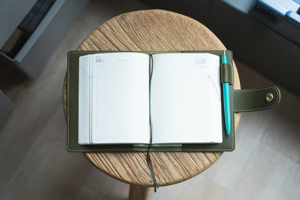 Couverture de carnet Hobonichi A6+/Hibino/5 ans en cuir grainé avec fermeture à pression
