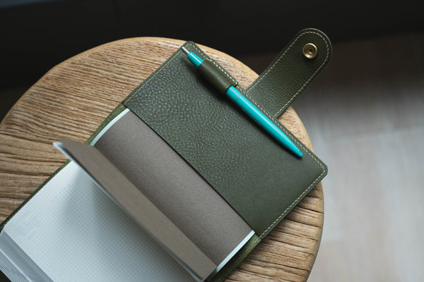 Couverture de carnet Hobonichi A6+/Hibino/5 ans en cuir grainé avec fermeture à pression