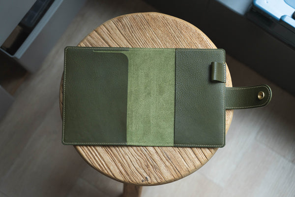 Couverture de carnet Hobonichi A6+/Hibino/5 ans en cuir grainé avec fermeture à pression