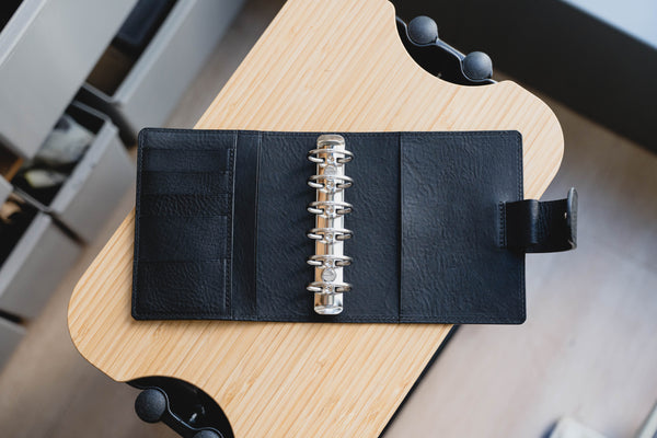 Ring-Organizer aus genarbtem Leder mit Tasche