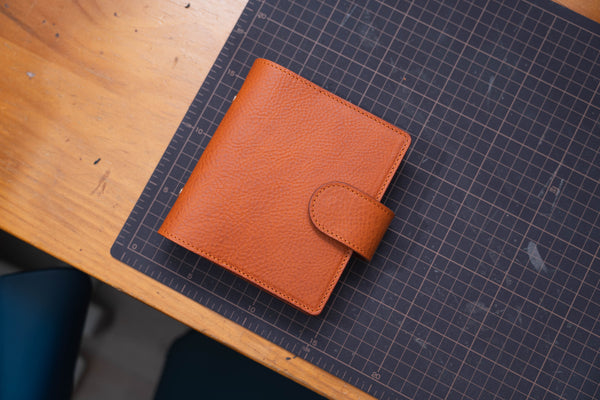 Ring-Organizer aus genarbtem Leder mit Tasche
