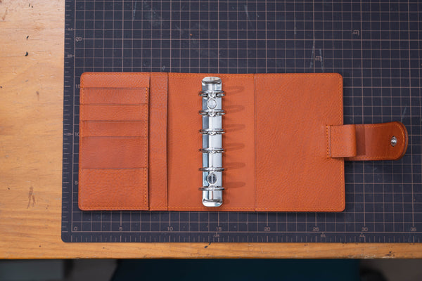 Ring-Organizer aus genarbtem Leder mit Tasche