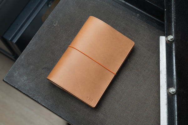 13 FARBEN - A5/Hobonichi Cousin/Seven Seas Buttero Lederhülle mit elastischem Verschluss
