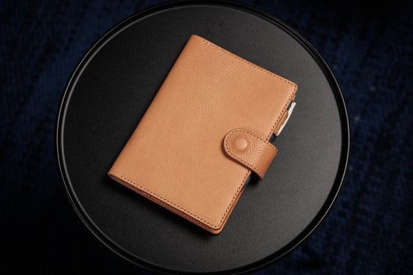 6 COULEURS - Couverture de carnet en cuir grainé vert olive B6/Stalogy avec fermeture à pression et emplacements pour cartes