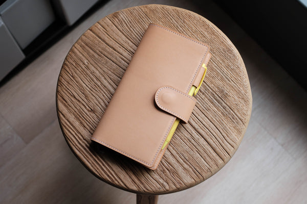 13 COULEURS - Le portefeuille Weeks en cuir Buttero