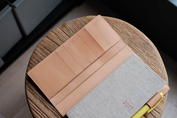 13 COULEURS - Le portefeuille Weeks en cuir Buttero