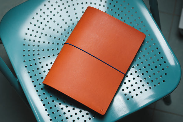 Orangefarbener Buttero-Leder-Bindereinband mit elastischem Verschluss für Filofax