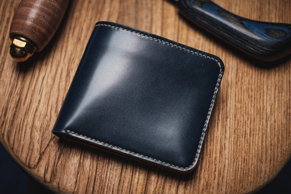 Portefeuille personnalisable en cuir Cordovan bleu marine et whisky à 6 compartiments