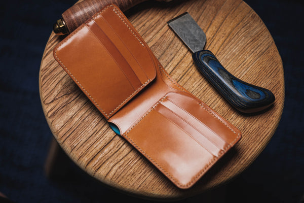 Portefeuille personnalisable en cuir Cordovan bleu marine et whisky à 6 compartiments