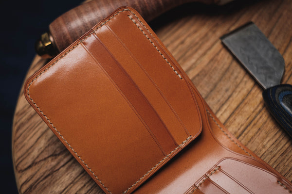 Portefeuille personnalisable en cuir Cordovan bleu marine et whisky à 6 compartiments