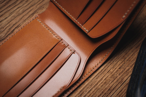 Portefeuille personnalisable en cuir Cordovan bleu marine et whisky à 6 compartiments