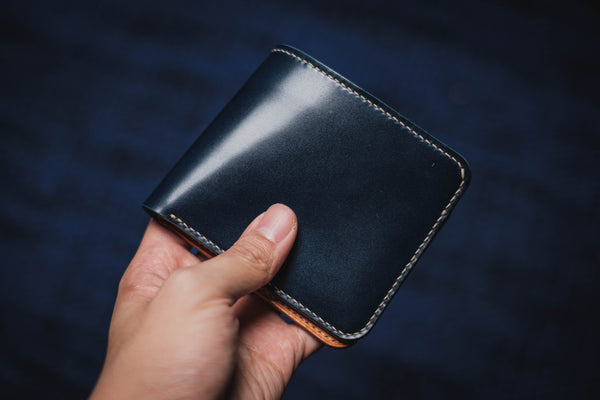 Portefeuille personnalisable en cuir Cordovan bleu marine et whisky à 6 compartiments