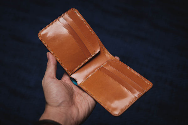 Portefeuille personnalisable en cuir Cordovan bleu marine et whisky à 6 compartiments