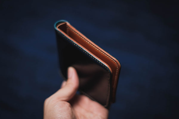 Portefeuille personnalisable en cuir Cordovan bleu marine et whisky à 6 compartiments
