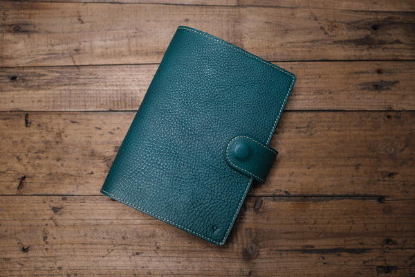 6 COULEURS - Couverture de carnet en cuir grainé vert olive B6/Stalogy avec fermeture à pression et emplacements pour cartes