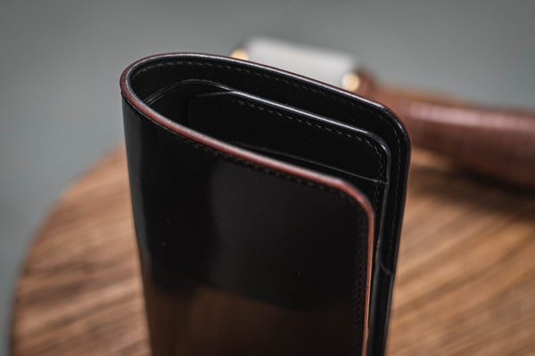 PERSONNALISABLE - Portefeuille à rabat central en cuir Cordovan bordeaux et cuir Buttero noir