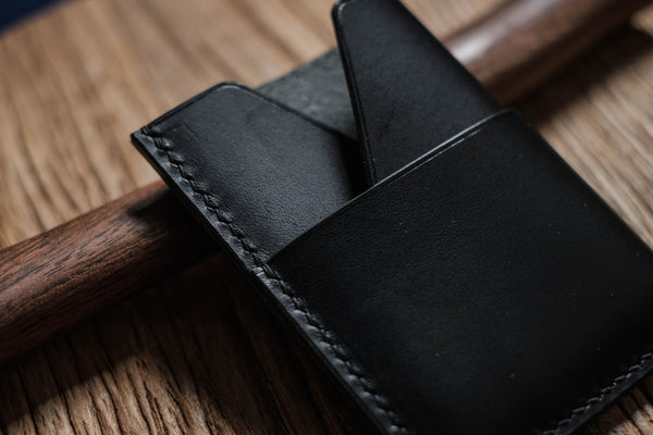 13 COULEURS - Porte-cartes kimono en cuir noir Buttero