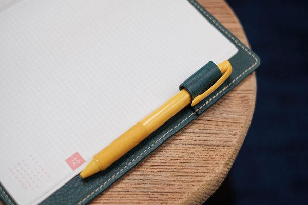 6 COULEURS - Couverture de carnet en cuir grainé bleu marine avec fermeture élastique A5/Hobonichi/Midori MD