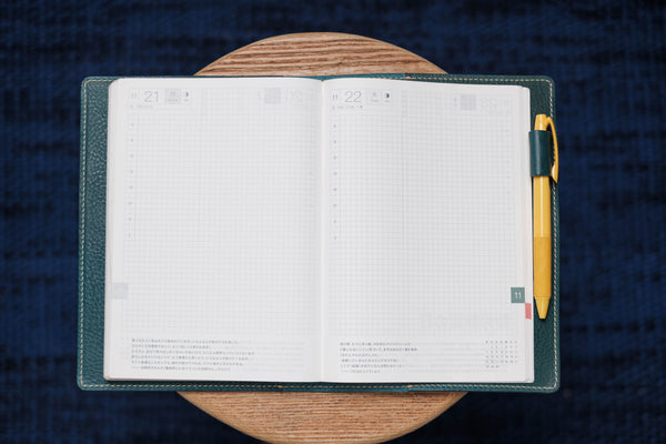 6 COULEURS - Couverture de carnet en cuir grainé bleu marine avec fermeture élastique A5/Hobonichi/Midori MD