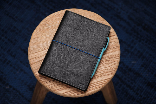 6 COULEURS - Couverture de carnet en cuir grainé bleu marine avec fermeture élastique A5/Hobonichi/Midori MD