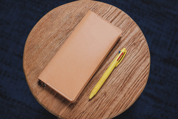 Couverture en cuir Hobonichi Weeks (MEGA) minimaliste et naturelle