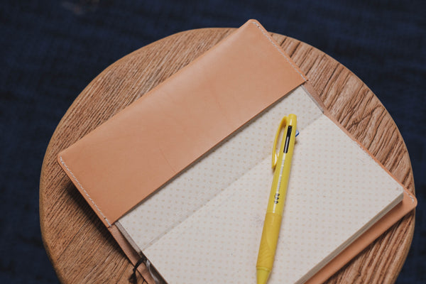Couverture en cuir Hobonichi Weeks (MEGA) minimaliste et naturelle