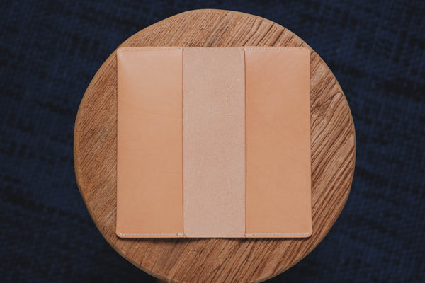 Couverture en cuir Hobonichi Weeks (MEGA) minimaliste et naturelle