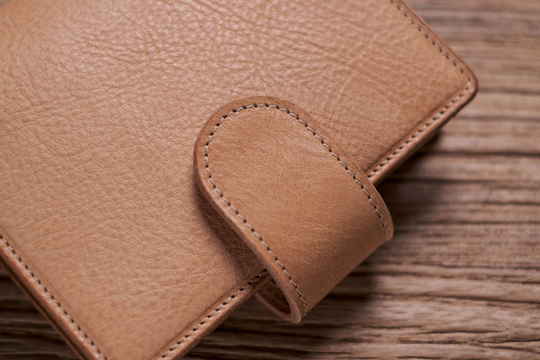 Ring-Organizer aus genarbtem Leder mit Tasche