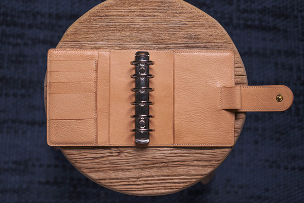 Ring-Organizer aus genarbtem Leder mit Tasche