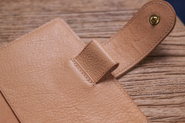 Ring-Organizer aus genarbtem Leder mit Tasche