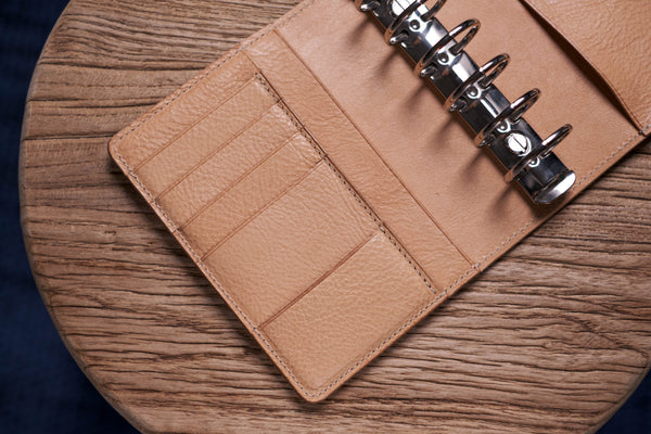 Ring-Organizer aus genarbtem Leder mit Tasche