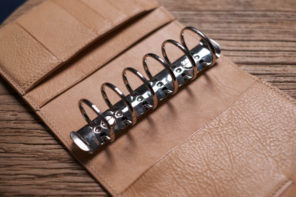 Ring-Organizer aus genarbtem Leder mit Tasche