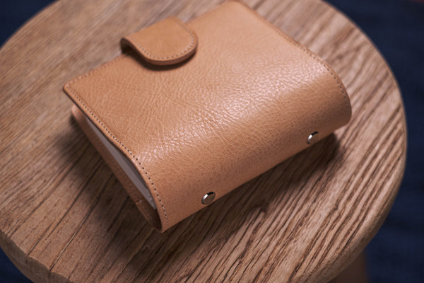Ring-Organizer aus genarbtem Leder mit Tasche