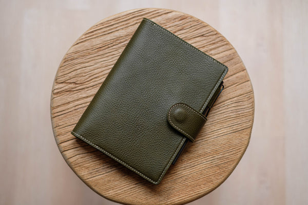 6 COULEURS - Couverture de carnet en cuir grainé vert olive B6/Stalogy avec fermeture à pression et emplacements pour cartes