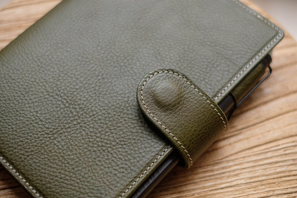 6 COULEURS - Couverture de carnet en cuir grainé vert olive B6/Stalogy avec fermeture à pression et emplacements pour cartes
