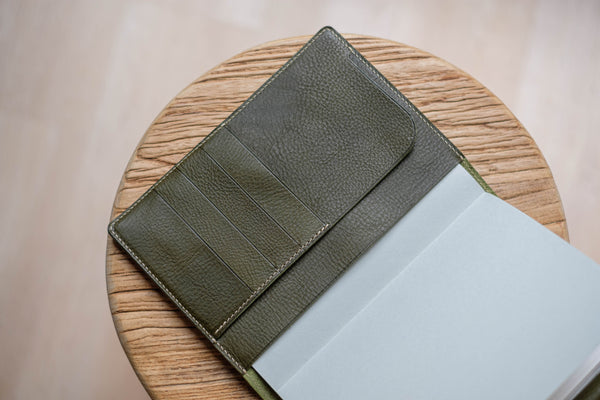 6 COULEURS - Couverture de carnet en cuir grainé vert olive B6/Stalogy avec fermeture à pression et emplacements pour cartes