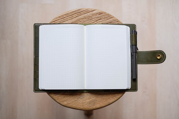 6 COULEURS - Couverture de carnet en cuir grainé vert olive B6/Stalogy avec fermeture à pression et emplacements pour cartes