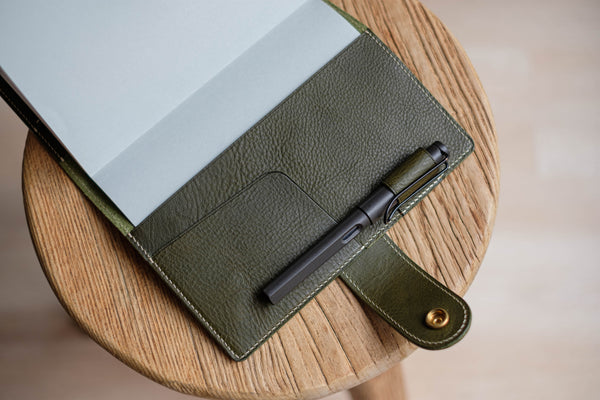 6 COULEURS - Couverture de carnet en cuir grainé vert olive B6/Stalogy avec fermeture à pression et emplacements pour cartes