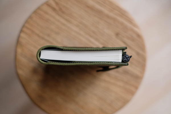 6 COULEURS - Couverture de carnet en cuir grainé vert olive B6/Stalogy avec fermeture à pression et emplacements pour cartes