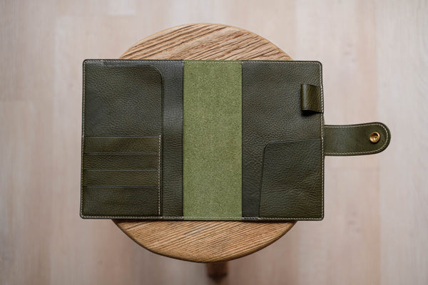 6 COULEURS - Couverture de carnet en cuir grainé vert olive B6/Stalogy avec fermeture à pression et emplacements pour cartes