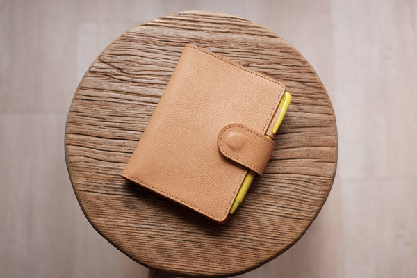 Notizbuchhülle aus genarbtem Leder mit Druckknopfverschluss für A6/Hobonichi/Midori MD