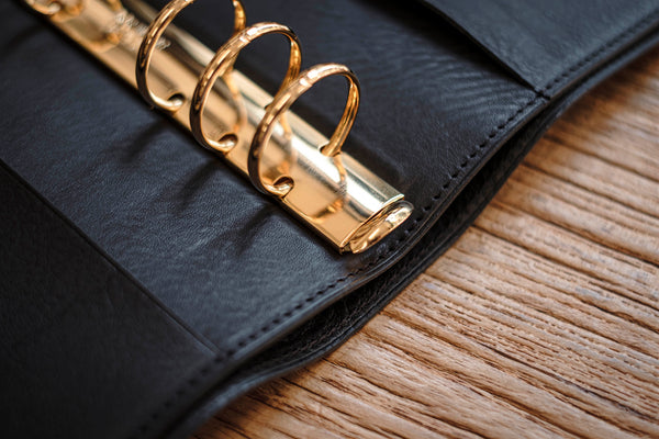 Organiseur de bagues personnel « Big Back Pocket » en cuir grainé avec anneaux Krause