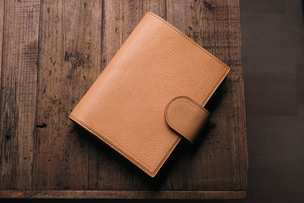 Organiseur de bagues personnel « Big Back Pocket » en cuir grainé avec anneaux Krause