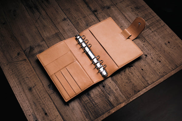 Organiseur de bagues personnel « Big Back Pocket » en cuir grainé avec anneaux Krause