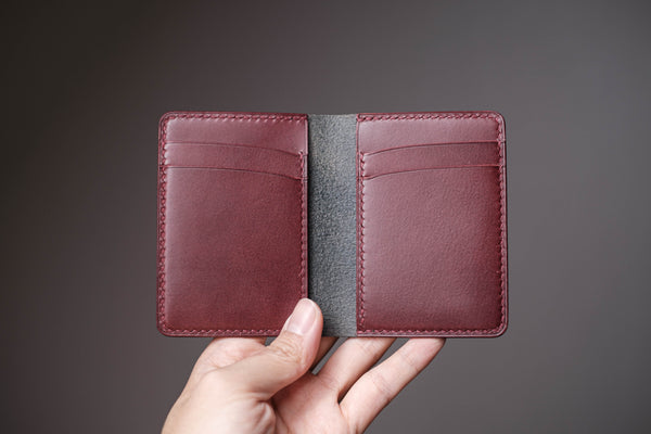 Portefeuille vertical en cuir noir/bordeaux à 4 emplacements pour cartes