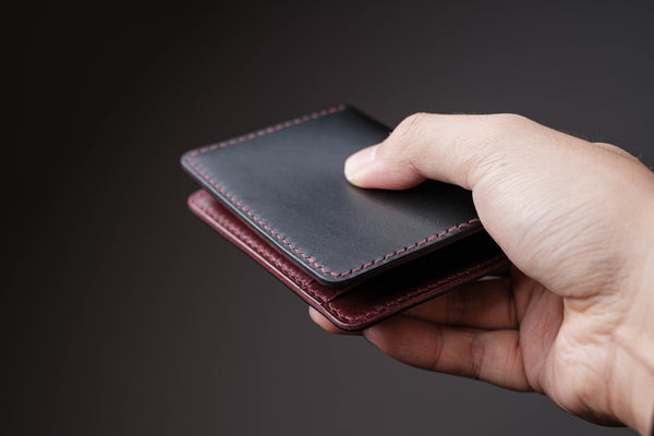 Portefeuille vertical en cuir noir/bordeaux à 4 emplacements pour cartes