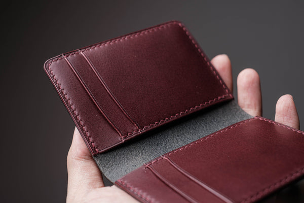 Portefeuille vertical en cuir noir/bordeaux à 4 emplacements pour cartes