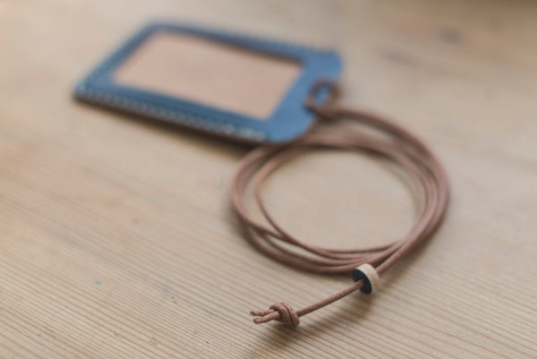 Porte-carte d'identité en cuir bleu marine (grand)