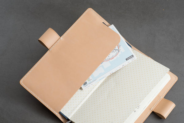 Natürlicher Hobonichi Weeks-Ledereinband mit ineinandergreifenden Stiftschlaufen